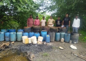 समुद्रपुर परिसरातील मौजा शिवणी पारधी बेड़ा येथे प्रभावी वॉश आउट मोहीम दरम्यान पुन्हा एकदा रासायनिक मोहा दारू विक्रेत्यां वर कारवाई.