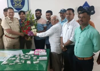 पुणे शहरातील समर्थ पोलीसांनी रिक्षामध्ये विसरलेले अडीच किलो वजनाचे २ लाख किंमतीचे चांदीचे दागिने ज्येष्ठ नागरीकास केले परत.