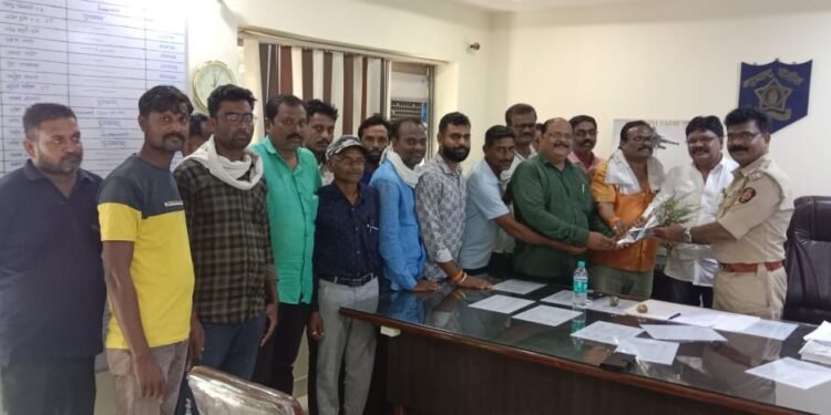 हिंगणघाट शिवसेना ठाकरेच्या वतीने नव्याने पदभार स्वीकारलेला हिंगणघाट पोलीस स्टेशनचे निरीक्षक यांची घेतली सदिच्छा भेट.