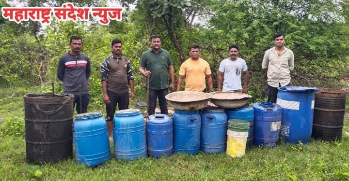 समुद्रपूर पोलीसांकडून ईटलापूर पारधी बेडा येथे प्रभावी वाॅशआउट मोहिम, मोठ्या प्रमाणात दारु साठा नष्ट.