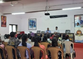 बल्लारपूर: इतिहास विभागाद्वारे मतदार जागृती कार्यक्रम, नवमतदारांना मतदार यादीत नाव नोंदविण्याचे आवाहन.