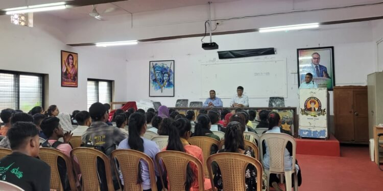 बल्लारपूर: इतिहास विभागाद्वारे मतदार जागृती कार्यक्रम, नवमतदारांना मतदार यादीत नाव नोंदविण्याचे आवाहन.