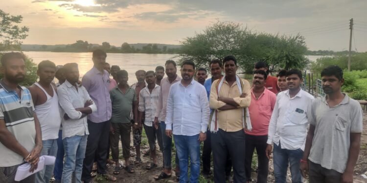 पैनगंगा नदी काठावरील इरई व बोरगाव या गावाला भेट देऊन पूरग्रस्त भागातील आशिष ताजने यांनी केली पाहणी.