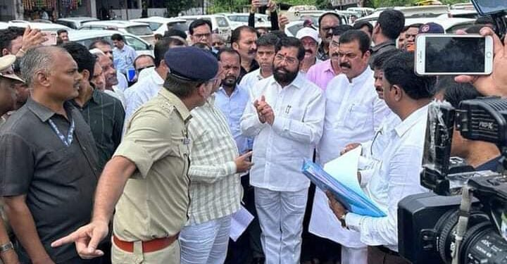 मुख्यमंत्री शिंदे यांनी केली खारेगाव ते पडघा मार्गाची पाहणी, ठाणे-नाशिक महामार्गाच्या 8 पदरीकरणाचे काम युद्धपातळीवर करण्याचे निर्देश.