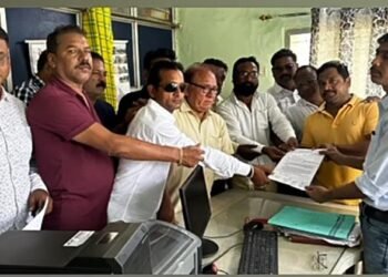 शासनाच्या विज दर वाढीच्या विरोधात हिंगणघाट शहर समस्या संघर्ष समितीच्या वतीने मोर्चा काढून विभागीय कार्यालय व विद्युत महामंडळाला निवेदन.