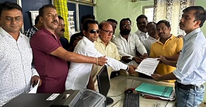 शासनाच्या विज दर वाढीच्या विरोधात हिंगणघाट शहर समस्या संघर्ष समितीच्या वतीने मोर्चा काढून विभागीय कार्यालय व विद्युत महामंडळाला निवेदन.