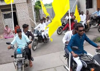 साहित्यरत्न अण्णाभाऊ साठे यांच्या 103 वी जयंती निमित्त आर्वी येथे बाईक रॅली काढण्यात आली.