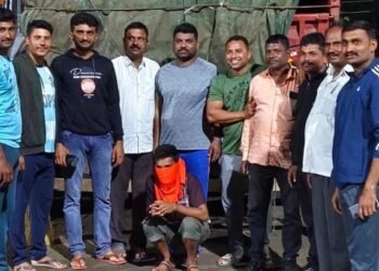 बीड पोलिसांनी 31 लाखाचा पकडला गुटखा, आठ लाखाचा गुटखा दुसऱ्या गाडीत पार्सल फक्त एक कर्मचारी कारवाईस कसा?