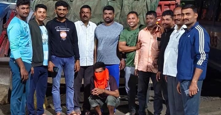 बीड पोलिसांनी 31 लाखाचा पकडला गुटखा, आठ लाखाचा गुटखा दुसऱ्या गाडीत पार्सल फक्त एक कर्मचारी कारवाईस कसा?