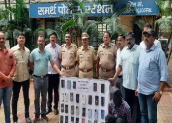 समर्थ पोलीस ठाणेकडील तपास पथकाने मोबाईल चोरास शिताफीने पकडून एकुण ०५.०९,०००/- किं चे एकूण २९ स्मार्ट फोन / मोबाईल जप्त.