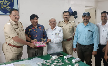 समर्थ पोलीसांनी रिक्षामध्ये विसरलेले अडीच किलो वजनाचे २ लाख किंमतीचे चांदीचे दागिने ज्येष्ठ नागरीकास केले परत….