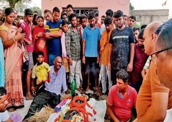 17 वर्षीय विद्यार्थिनींने कपाळावर टीकली लावल्यामुळे केली गळफास घेऊन आत्महत्या, संपूर्ण गावात खळबळ.