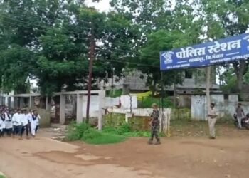 भंडारा जिल्हात विद्यालयातील विध्यार्थी व शिक्षकानी मिळून संस्था सचिवाला मारहाण करून धिंड काढली.