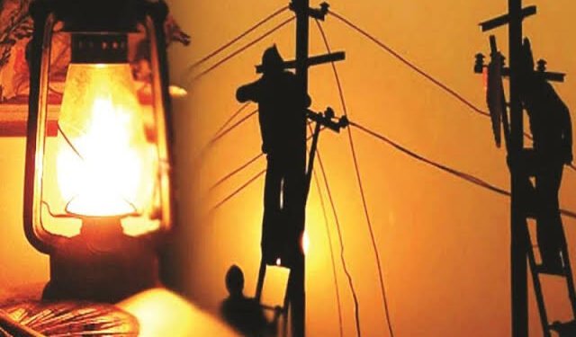 राजाराम परिसरात प्रत्येक ऋतूत होतोय विजेचा लपंडाव दर ५, १० मिनिटांनी वीज तड्यात, मड्यात, कमी दाबाचा पुरवठामुळे नागरिक त्रस्त.