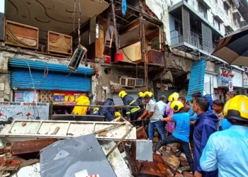 भाईंदर येथील नवकिर्ती प्रिमायसेस या इमारतीचा भाग कोसळला, 4 पादचारी जखमी एका पादचारीचा मृत्यु.