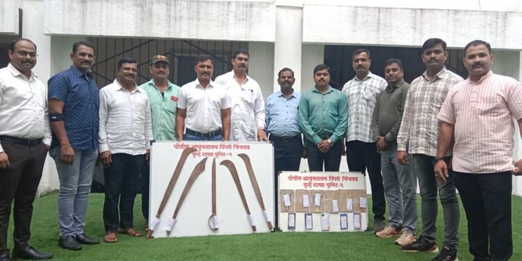 धारदार कोयत्याचा धाक दाखवुन सोनसाखळी, मोबाईल चोरी, वाहनचोरी करणारी टोळी जेरबंद गुन्हे शाखा युनिट २ ची कारवाई