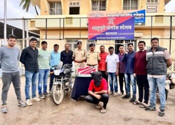 शाहुपुरी गुन्हेप्रकटीकरण शाखेकडून बेकायदेशीर शस्त्र बाळगणा-या इसमा कडुन 1 कोयता, 2 सुरे, मोबाईल व मोटार सायकल असा 29000/- रू.चा मुद्देमाल जप्त.