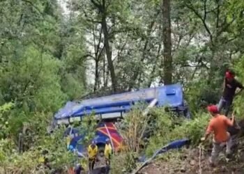 भीषण अपघात, 33 प्रवाशांना घेऊन जाणारी बस दरीत कोसळली, सर्वत्र मृत्युदेह पसरले.