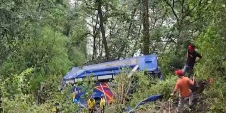 भीषण अपघात, 33 प्रवाशांना घेऊन जाणारी बस दरीत कोसळली, सर्वत्र मृत्युदेह पसरले.