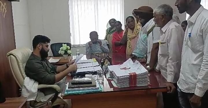 हिंगणघाट तालुक्यातील वडनेर गावातील वॉर्ड नंबर ५ मध्ये अतिवृष्टीमुळे नाल्याचे पाणी नागरिकांचे घरामध्ये.