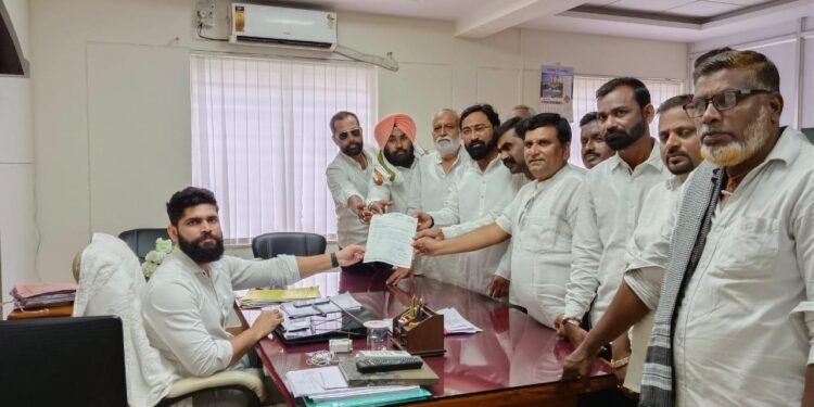 हिंगणघाट तालुक्यातील ११ पुल (अतिवृष्टी) पावसांने पूर्णपणे खरडून, वाहून गेल्याने ग्रामीण भागातील लोकांचा संपर्क ही तुटलेला आहे. पुलाची तात्काळ दुरुस्ती करा.