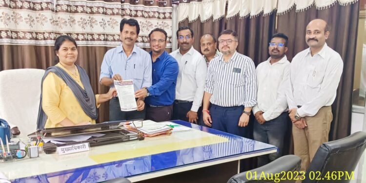 मोकाट जनावरांचा बंदोबस्त करा लायन्स क्लब तर्फे सावनेर नगर परिषद प्रशासनास उपाययोजनेसाठी निवेदन.