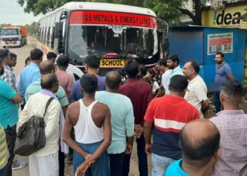 माजी जि.प.अध्यक्ष अजय कंकडालवार व आविसं सरसेनापती नंदू नरोटे यांच्या पाठपुराव्यामुळे लॅायड्सने कंपनीने सुरू केली स्कूल बस.