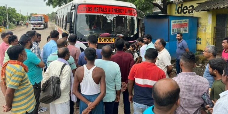 माजी जि.प.अध्यक्ष अजय कंकडालवार व आविसं सरसेनापती नंदू नरोटे यांच्या पाठपुराव्यामुळे लॅायड्सने कंपनीने सुरू केली स्कूल बस.