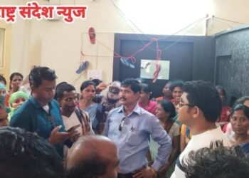 गडचिरोली नगर पालिकेच्या मुख्याधिकाऱ्याच्या कॅबिनला वंचितच्या नेतृत्वात झोपडपट्टी धारकांनी घातले चप्पलाचे हार.