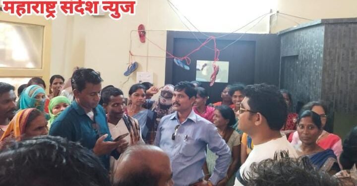 गडचिरोली नगर पालिकेच्या मुख्याधिकाऱ्याच्या कॅबिनला वंचितच्या नेतृत्वात झोपडपट्टी धारकांनी घातले चप्पलाचे हार.