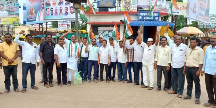 गडचिरोली: राहुल गांधी यांच्या शिक्षेला स्थगिती मिळाल्याने गडचिरोली काँग्रेसच्या वतीने आनंदोत्सव साजरा.