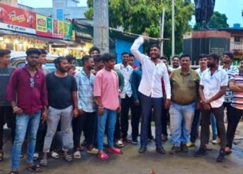 महाराष्ट्र विधानसभेचे विरोधी पक्षनेते पदी विजय वडेट्टीवार यांची निवड झाल्याने बल्लारपुर येते फटाके फोडून, मिठाई वाटून आनंद साजरा.