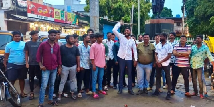 महाराष्ट्र विधानसभेचे विरोधी पक्षनेते पदी विजय वडेट्टीवार यांची निवड झाल्याने बल्लारपुर येते फटाके फोडून, मिठाई वाटून आनंद साजरा.