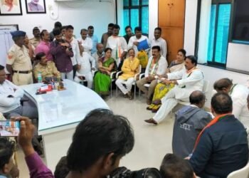 कुर्ला एल विभागवार नसीम खान यांच्या नेतृत्वाखाली विशाल जन-आक्रोश मोर्चा, मनपा मधील व्यापक भ्रष्टाचारांमुळे मुंबईकर नागरी सुविधा पासून वंचित.