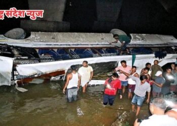 खळबळजनक: पुलावरून खाली नदीत कोसळली चालती लक्झरी बस, 23 प्रवाशी डूबले सर्वत्र हाहाकार.
