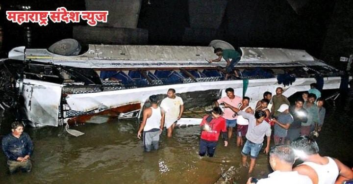 खळबळजनक: पुलावरून खाली नदीत कोसळली चालती लक्झरी बस, 23 प्रवाशी डूबले सर्वत्र हाहाकार.