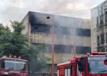 चंद्रपुर येथे प्रशासकीय भवनच्या इमारतीत भीषण आग; बरेच शासकीय साहित्य अन् कागदपत्रे जळून खाक.