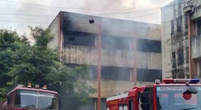 चंद्रपुर येथे प्रशासकीय भवनच्या इमारतीत भीषण आग; बरेच शासकीय साहित्य अन् कागदपत्रे जळून खाक.