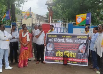 मणिपूर घटनेचे आरोपी व मनोहर भिडे वर कठोर कार्यवाही करा, वंचित तर्फे सावनेर तहसील कार्यालय समोर नारे निदर्शने आंदोलन.