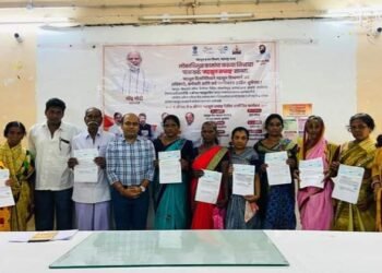 वर्धा जिल्हातील आष्टी येथे आत्महत्याग्रस्त शेतकऱ्याचा कुटुंबांना मदतीचे वाटप.