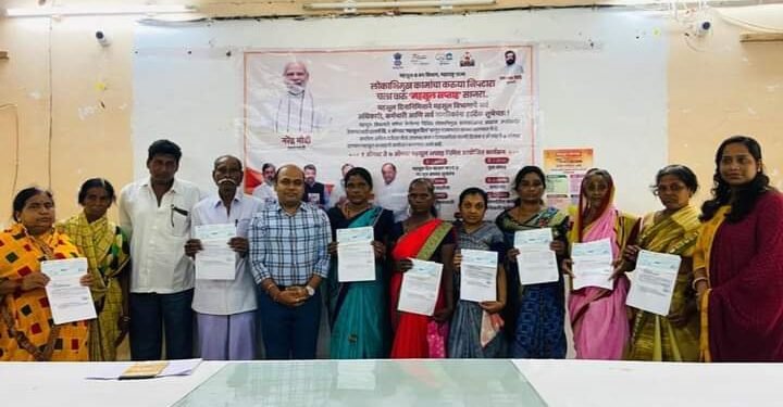 वर्धा जिल्हातील आष्टी येथे आत्महत्याग्रस्त शेतकऱ्याचा कुटुंबांना मदतीचे वाटप.