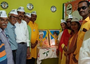 गडचिरोली: आम आदमी पार्टीच्या जन संपर्क कार्यालयात जागतिक आदिवासी दिन व क्रांतिदिन साजरा.