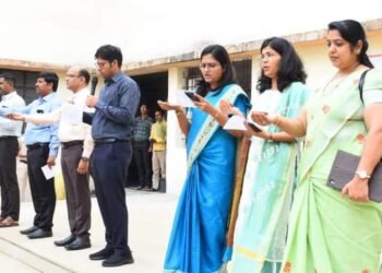 वर्धा: जिल्हाधिकाऱ्यांनी अधिकारी, कर्मचाऱ्यांना दिली पंचप्रण शपथ, मेरी माटी मेरा देश अभियानांतर्गत उपक्रम संपुर्ण जिल्ह्यात ठिकठिकाणी पंचप्रण शपथ.