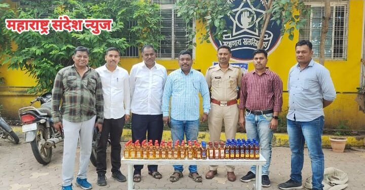 वाटुर-परतुर रोडवर नागापुर येथे विनापरवाना बेकायदेशीरित्या विदेशी दारु वाहतूक करणाराला परतूर पोलीससांनी घेतले ताब्यात.