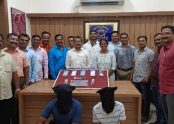 ब्लू डार्ट कंपनीच्या गाडीतून महागडे मोबाईल चोरणारे आरोपींना युनिट -2 ने 24 तासात केले जेरबंद, 3,90,445/-रु किमतीचा मुद्देमाल हस्तगत.