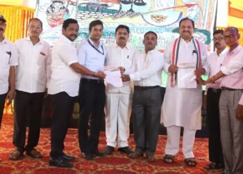 वर्धा- बल्लारशाह यात्री संघ द्वारे आमदार समीर कुणावार यांना विविध मागण्याचे निवेदन देण्यात आले.