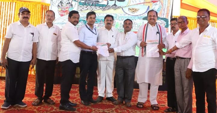 वर्धा- बल्लारशाह यात्री संघ द्वारे आमदार समीर कुणावार यांना विविध मागण्याचे निवेदन देण्यात आले.