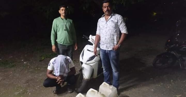 वर्धा: सेलू पोलिसांची कारवाई अवैध दारू तस्करी वर धडक कारवाई, 1 लाखाचा मुद्देमालासह एक आरोपी अटक.