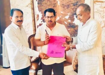 हिंगणघाट येथे मेडिकल कॉलेज देण्याकरिता विरोधी पक्ष नेते विजय वडेट्टीवार यांची माजी आमदार प्रा.राजू तिमांडे यांनी घेतली भेट.