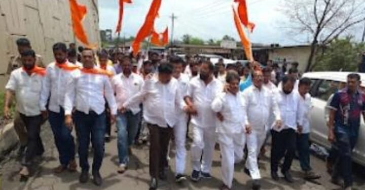 शिवसेने ठाकरे पक्षाची जेएसडब्लू कंपनीवर जोरदार धडक, शिवसेनेच्या आक्रमक भूमिकेपुढे कंपनी प्रशासन नरमले.